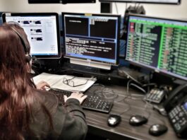 havaalanında uçuş hareket uzmanı olarak görev yapan bir kadın